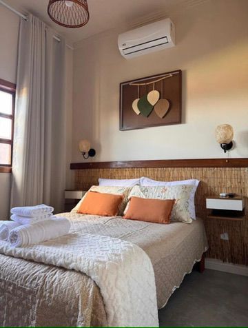 Quarto do chalé da Pousada Recanto das Flores preparado para casal